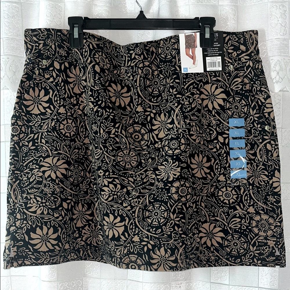 Jones New York - Black and Light Floral Skort